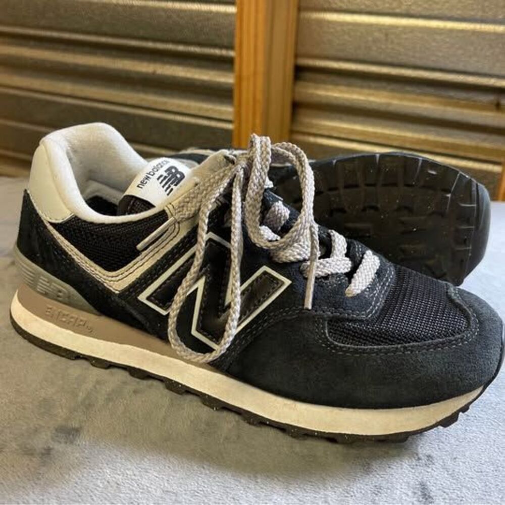 New Balance Women’s size 6 Classic 574 Athletic Shoes Dark Blue